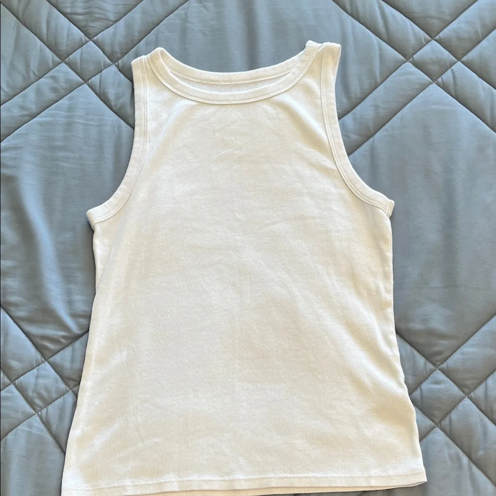 Lot of a new day layering tanks - Picture 8 of 15